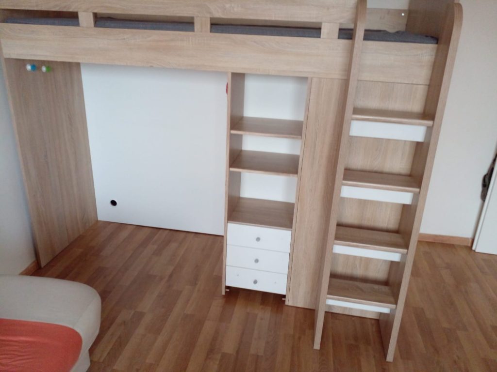 Patrová dětská postel s prostorem na stůl a úložným prostorem